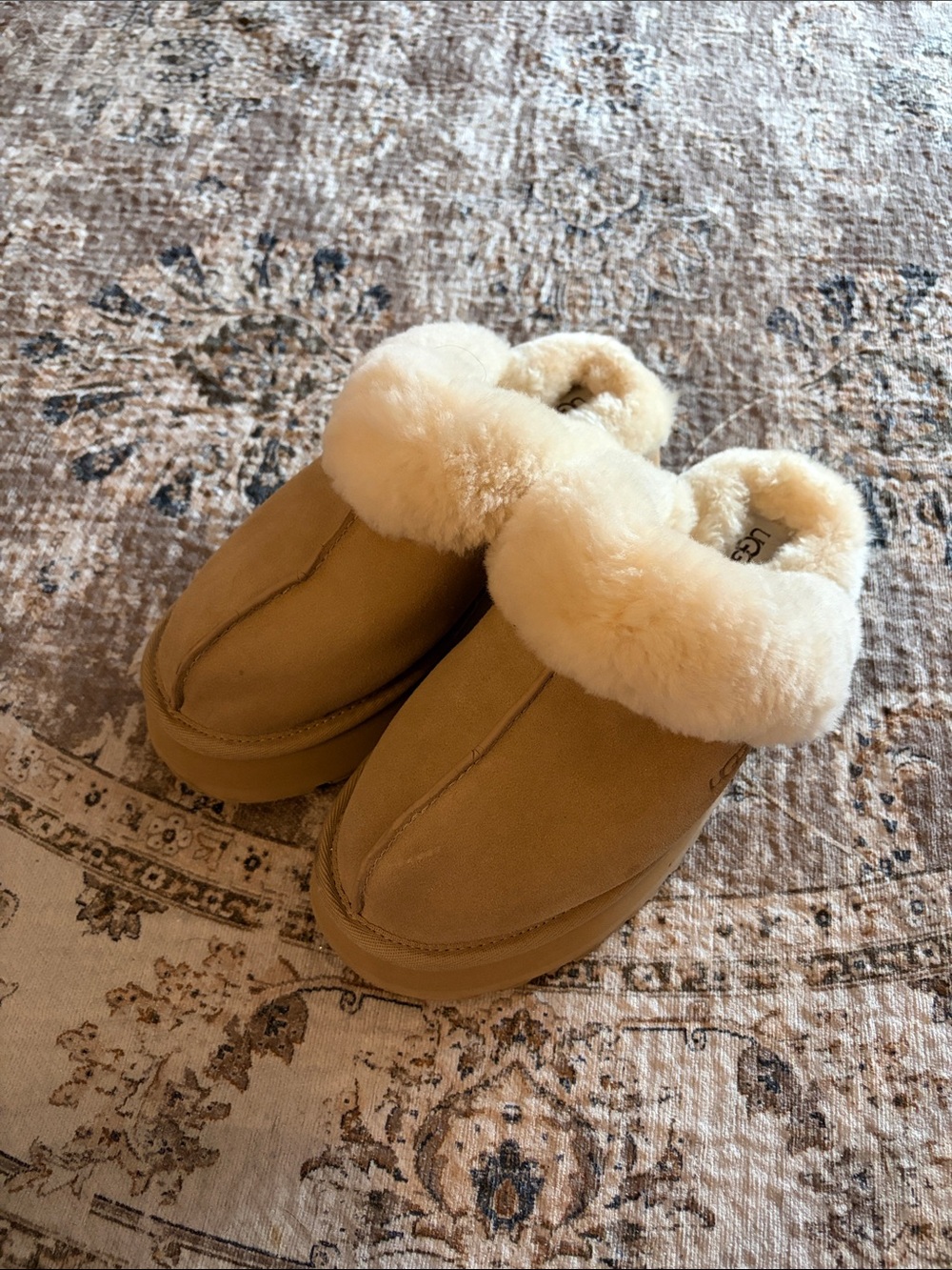 Cozy Women's Shearling-Lined Slip-On Slippers in light beige